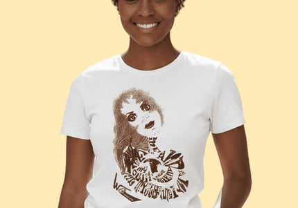 Femme portant tee-shirt Sasha Rebelle intemporelle - Art à porter vintage Wostore