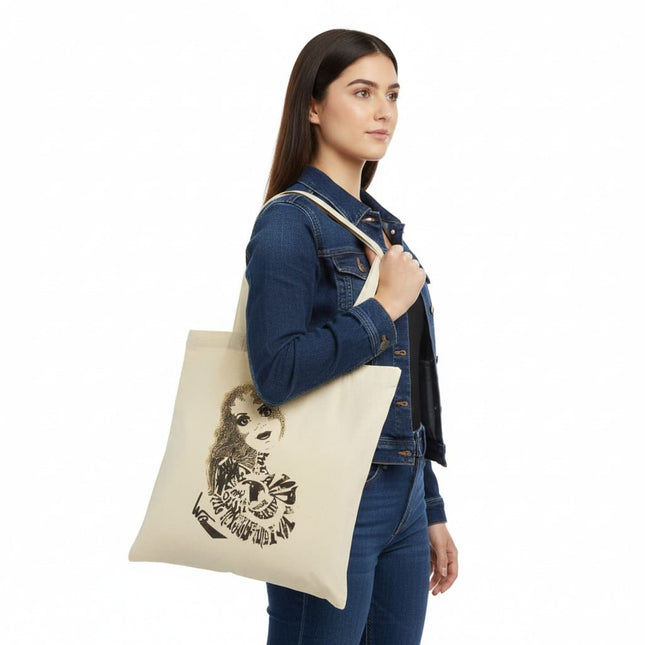 Femme portant tote bag Sasha Rebelle et Élégante - Sac fourre-tout artistique Wostore