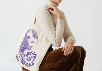  Femme portant tote bag Sasha Rebelle indigo - Sac fourre-tout artistique Wostore