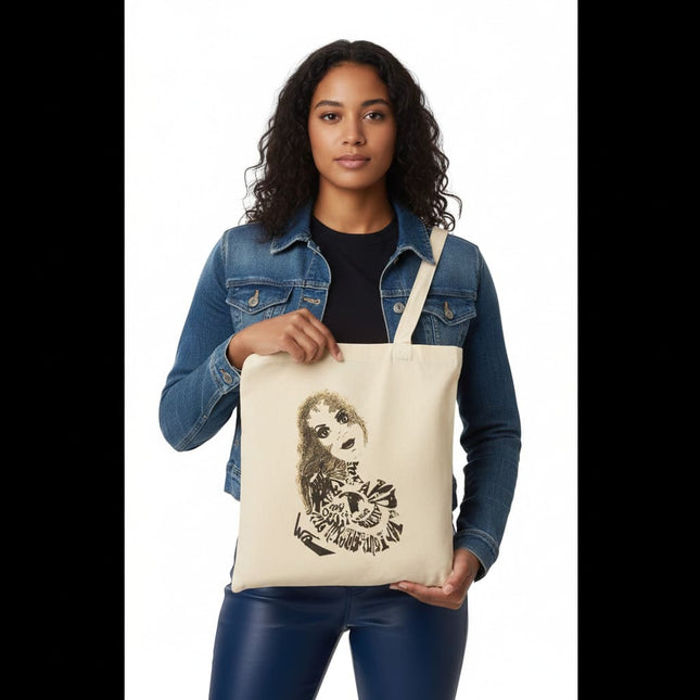 Femme portant tote bag Sasha Rebelle intemporelle - Sac fourre-tout artistique Wostore
