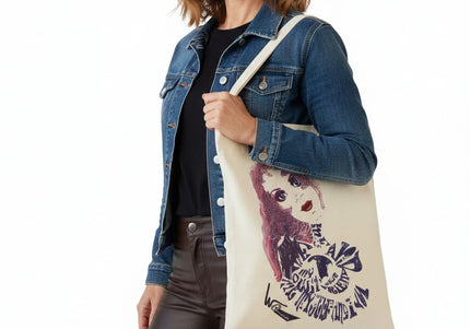 Femme portant tote bag Sasha Rebelle et magnétique - Sac fourre-tout artistique Wostore