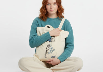 Femme portant tote bag Louise Insoumise abyssale - Sac fourre-tout artistique bleu Wostore