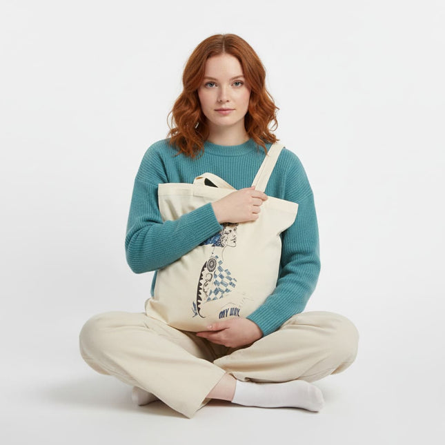 Femme portant tote bag Louise Insoumise abyssale - Sac fourre-tout artistique bleu Wostore