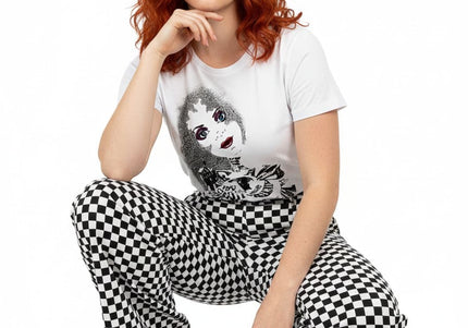 détail du motif rebelle et elegante cree par l’artiste wo sur tee-shirt blanc femme