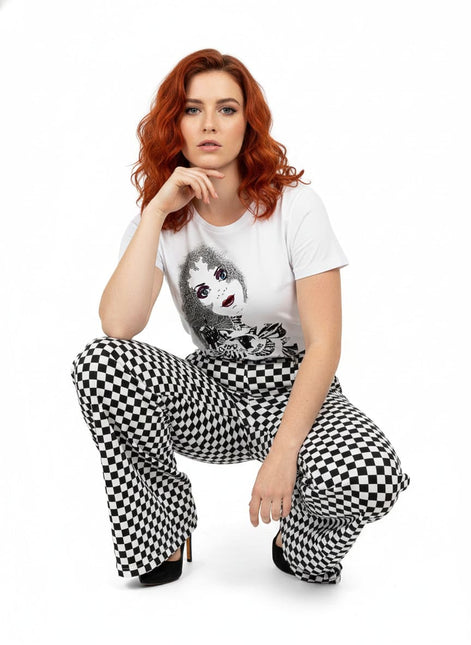 détail du motif rebelle et elegante cree par l’artiste wo sur tee-shirt blanc femme