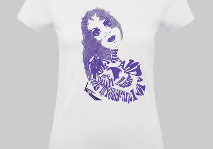femme portant un tee-shirt artistique Rebelle Indigo dans une ambiance moderne et creative