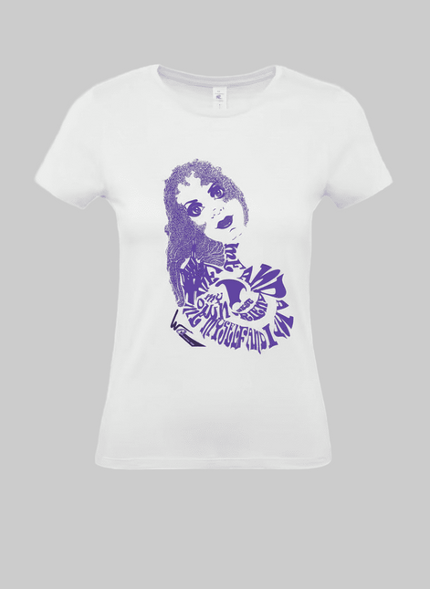 femme portant un tee-shirt artistique Rebelle Indigo dans une ambiance moderne et creative