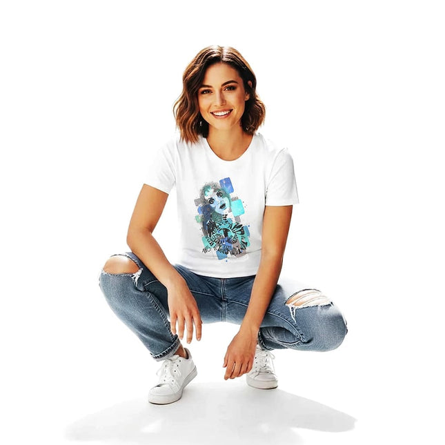 t shirt motif graphique sasha rebelle intuitive dessine par wo tons bleus et gris avec jean