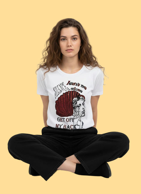 Tee-shirt femme blanc Jade Silence Intérieur WO – illustration bordeaux femme de profil – look décontracté pantalon noir, fond jaune