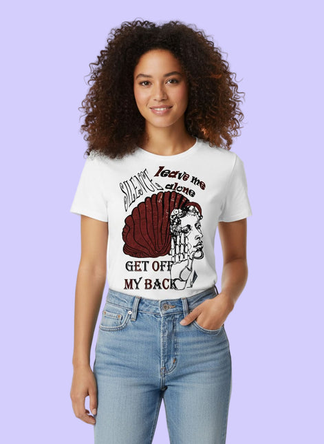 Tee-shirt femme imprimé Jade Silence Intérieur – motif graphique bordeaux "Silence, leave me alone" – porté avec un jean sur fond violet