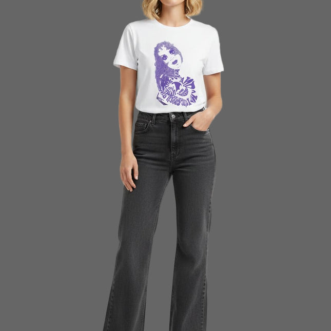 tee-shirt femme blanc rebelle Indigo illustre par wo porte dans un univers mode artistique contemporain