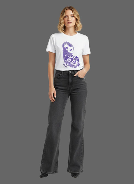 tee-shirt femme blanc rebelle Indigo illustre par wo porte dans un univers mode artistique contemporain