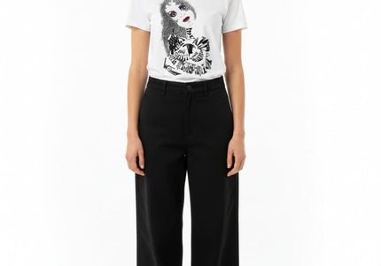 femme portant un tee-shirt artistique wo dans une ambiance elegante et urbaine