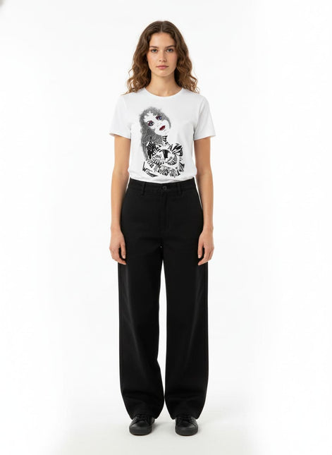 femme portant un tee-shirt artistique wo dans une ambiance elegante et urbaine
