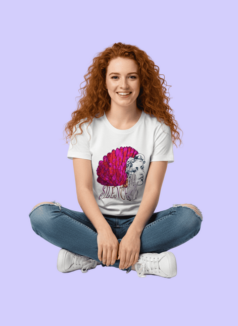 Détail impression tee-shirt Jade Silence vibrant - Motif artistique visage coloré rose et fuchsia - Création WO