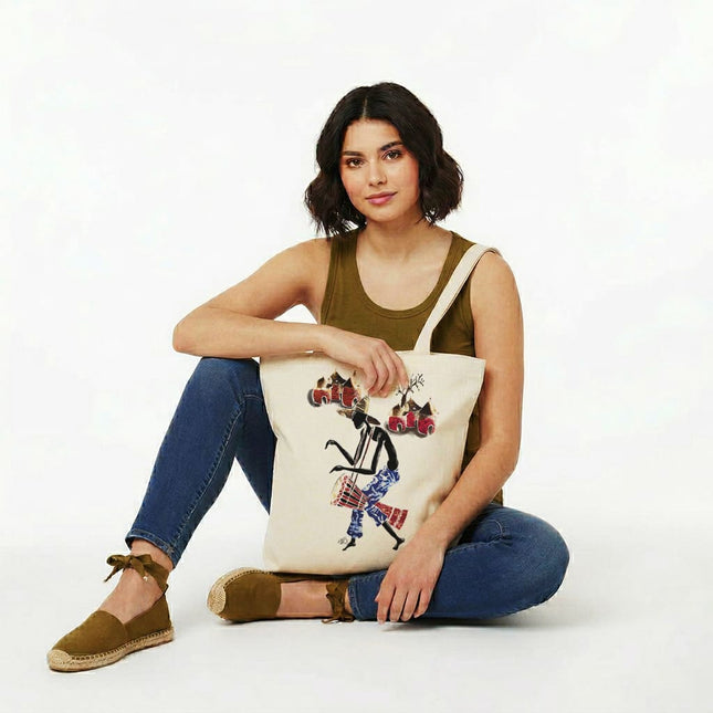 Tote bag illustré Le passeur de rythme créé par WO, sac en tissu artistique porté dans un style décontracté et contemporain.