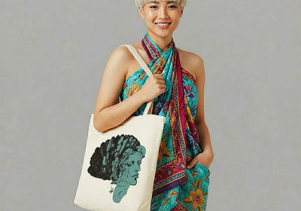 totebag jade silence régénéré WO sac en coton illustré porté avec tenue estivale colorée