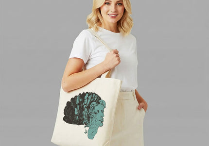 totebag femme jade silence régénéré WO porté avec veste en jean illustration contemporaine vert profond