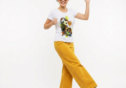 t shirt femme sasha rebelle lumineuse look dynamique pantalon jaune style moderne